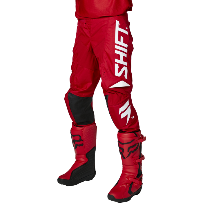 shift-crossbroek-whit3-label-trac-rood-1.png
